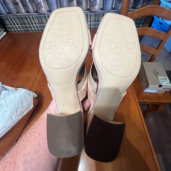 Women’s sz 8.5M Unisa Miriam box is no good crushed will send in generic box - Picture 4 of 4